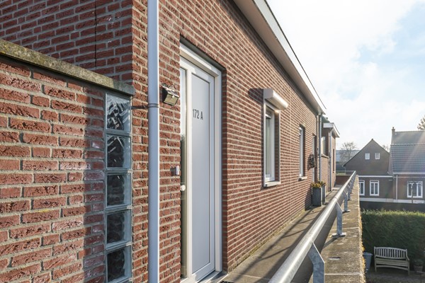 Foto - Te koop: Op goede en in geliefde woonwijk in Voerendaal gelegen halfvrijstaande bovenwoning (type B3 maisonnette), met o.a. dakterras, separate berging op de begane grond en eigen parkeerplaats. 